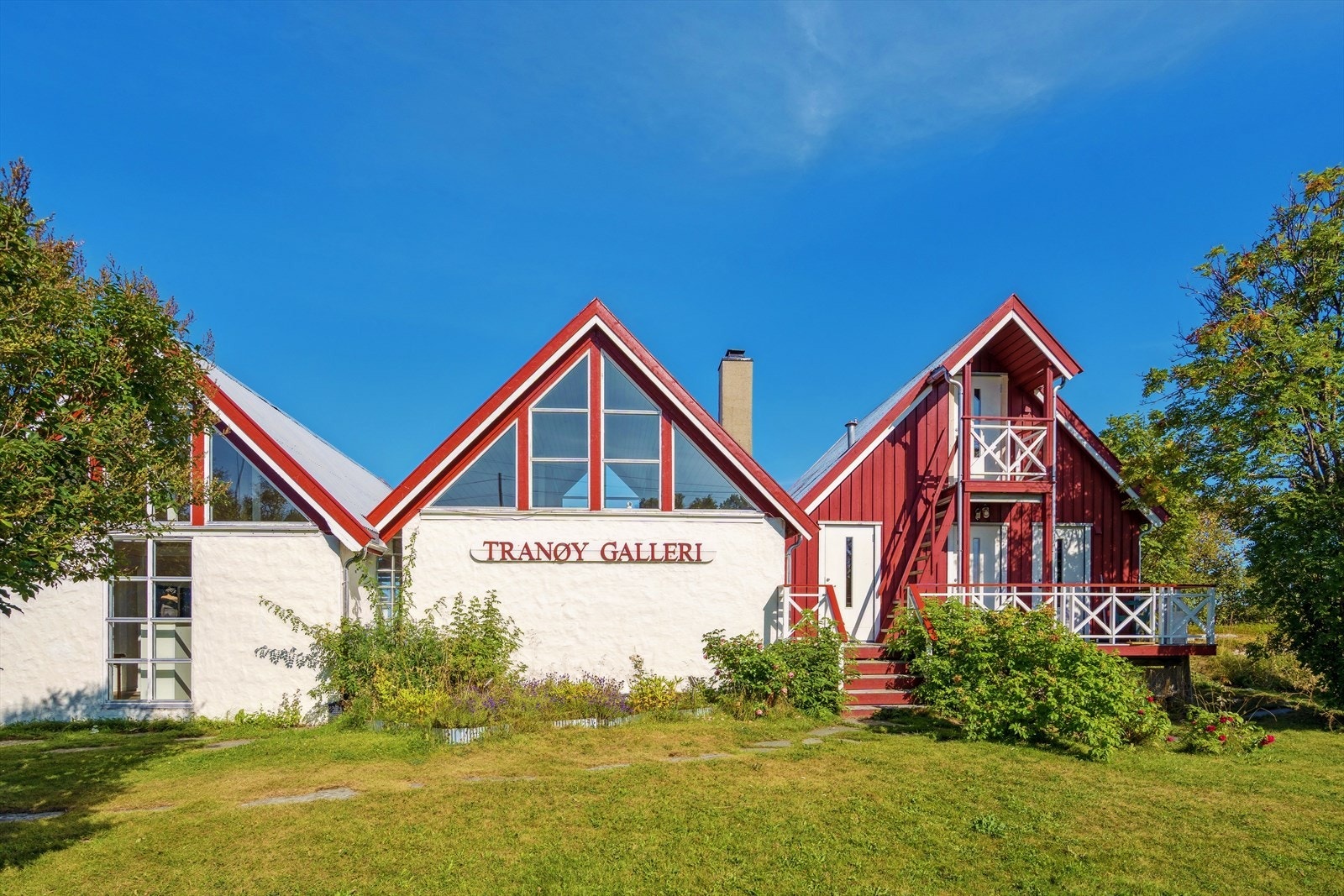 Tranøy Galleri er et flott sted og besøke, med større kunstutstillinger og sporadiske arrangementer. Galleribilde