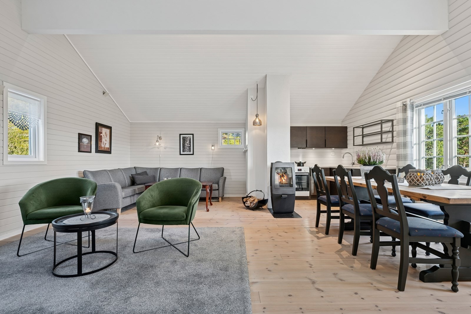 Vi beveger oss videre inn i en lys og innbydende stue. Galleribilde
