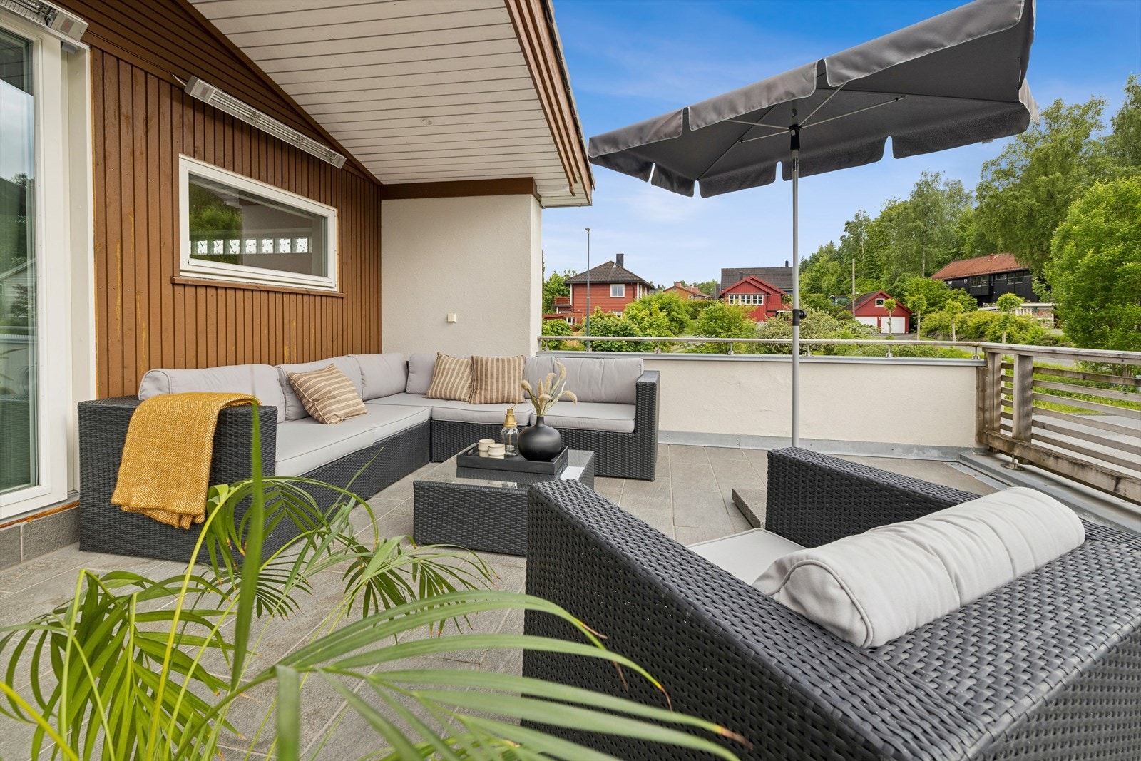 Den store terrassen har mange møbleringsmuligheter. Delvis overbygd. Det er montert varmelamper m/timer på vegg under tak. Galleribilde