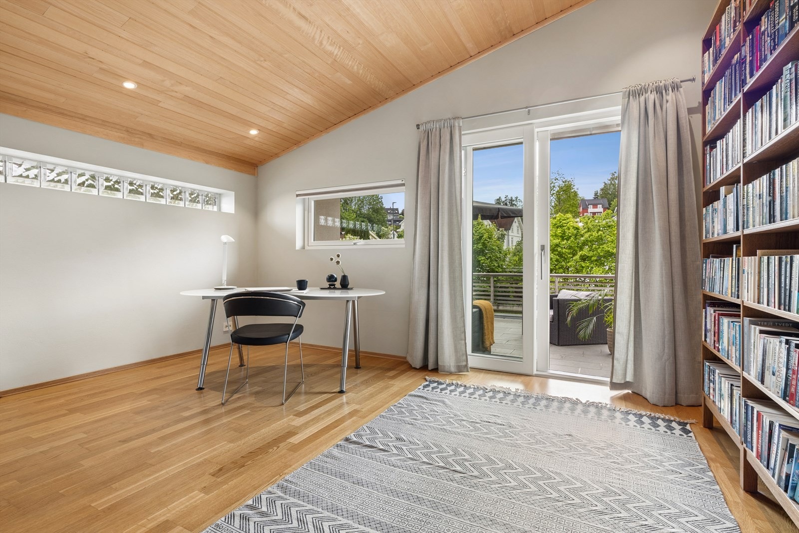 Soverom 4 er i dag innredet som ekstrastue/kontor, og har adkomst til den store takterrassen over garasjen. Galleribilde