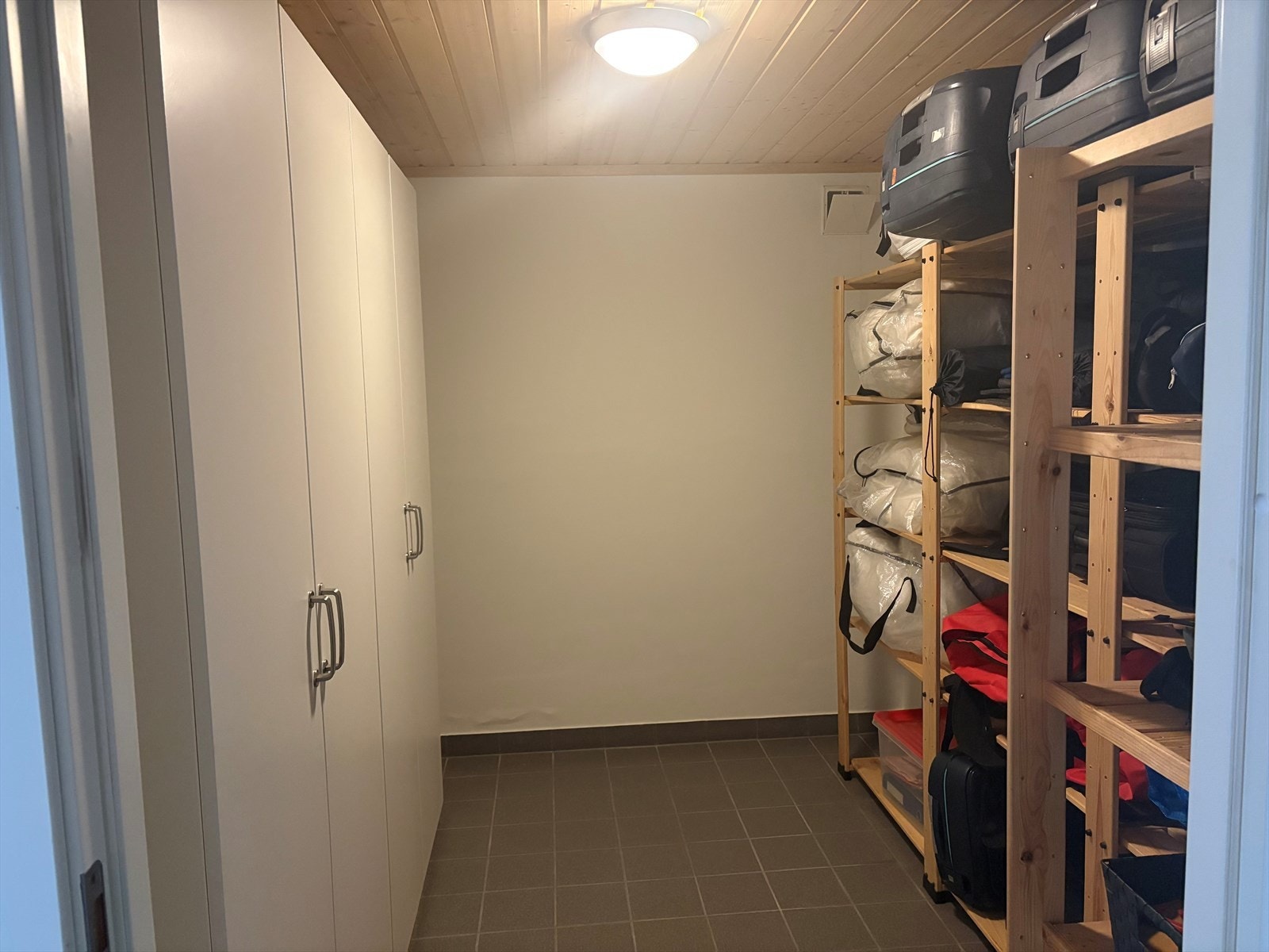 Her er selgers bilde av en annen bod. Det er svært bra med bodplass. Galleribilde