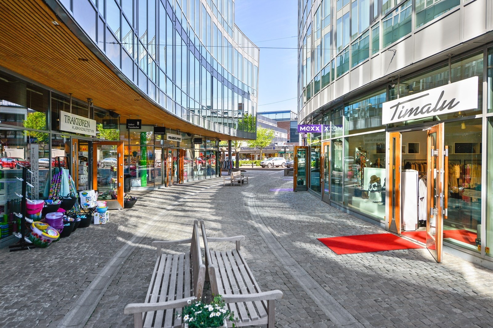 Hyggelige Asker sentrum med et rikt utvalg av servicetilbud og butikker. (Eldre bilde - enkelte butikker er endret siden da) Galleribilde