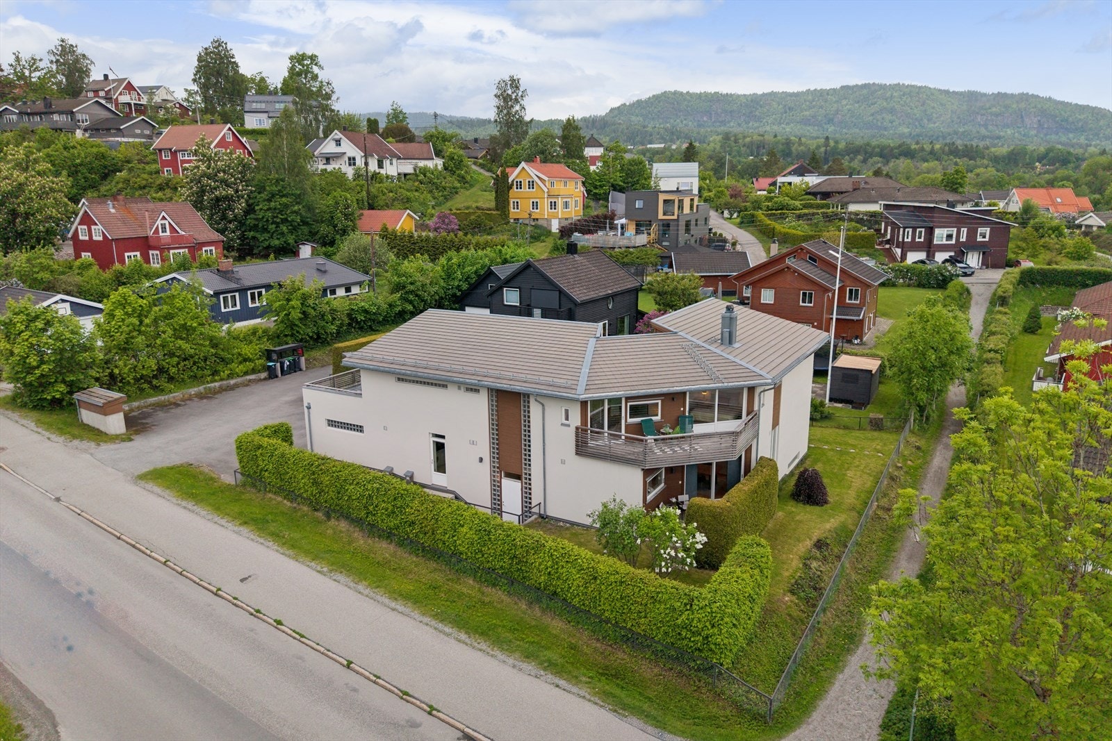Flat og fin tomt, med pent opparbeidet uteområde nær Asker sentrum mm Galleribilde