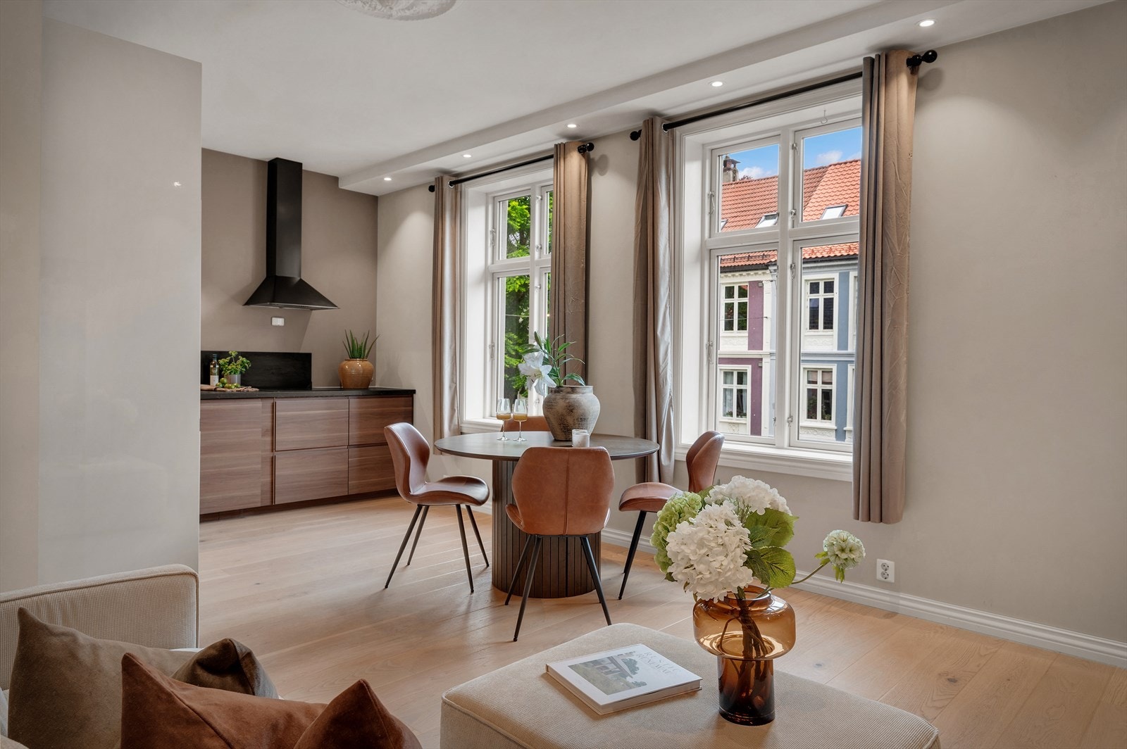 - Åpen stue-/kjøkkenløsning som måler hele 21,8 m², i tillegg disponerer leiligheten et uinnredet loftsareal på hele 20 m² med stort potensiale - Galleribilde