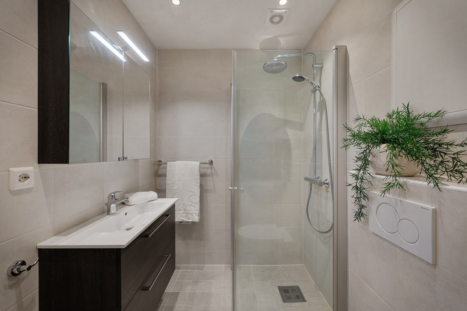 - Badet i boligen måler 3,8 m² - Galleribilde