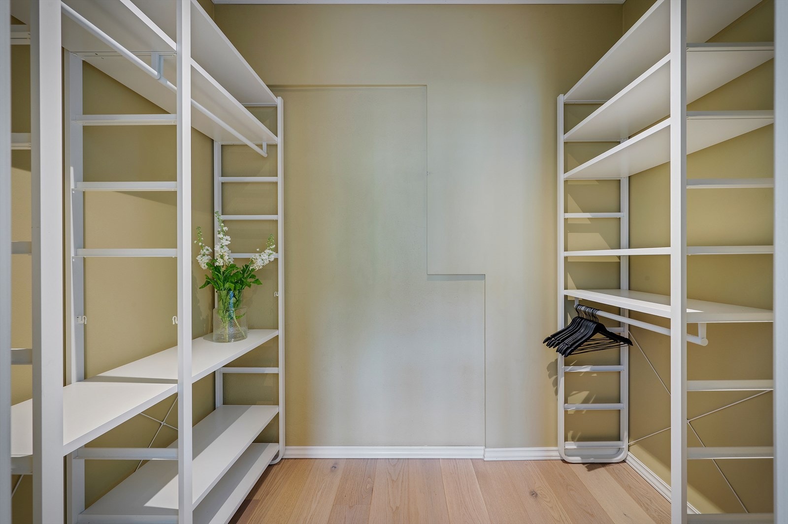 - Walk-in closet som måler 4 m² og gir god plass til oppbevaring og garderobe - Galleribilde