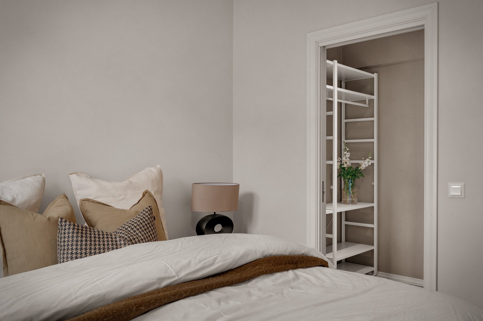 - Merk deg at soverommet har egen walk-in closet - Galleribilde