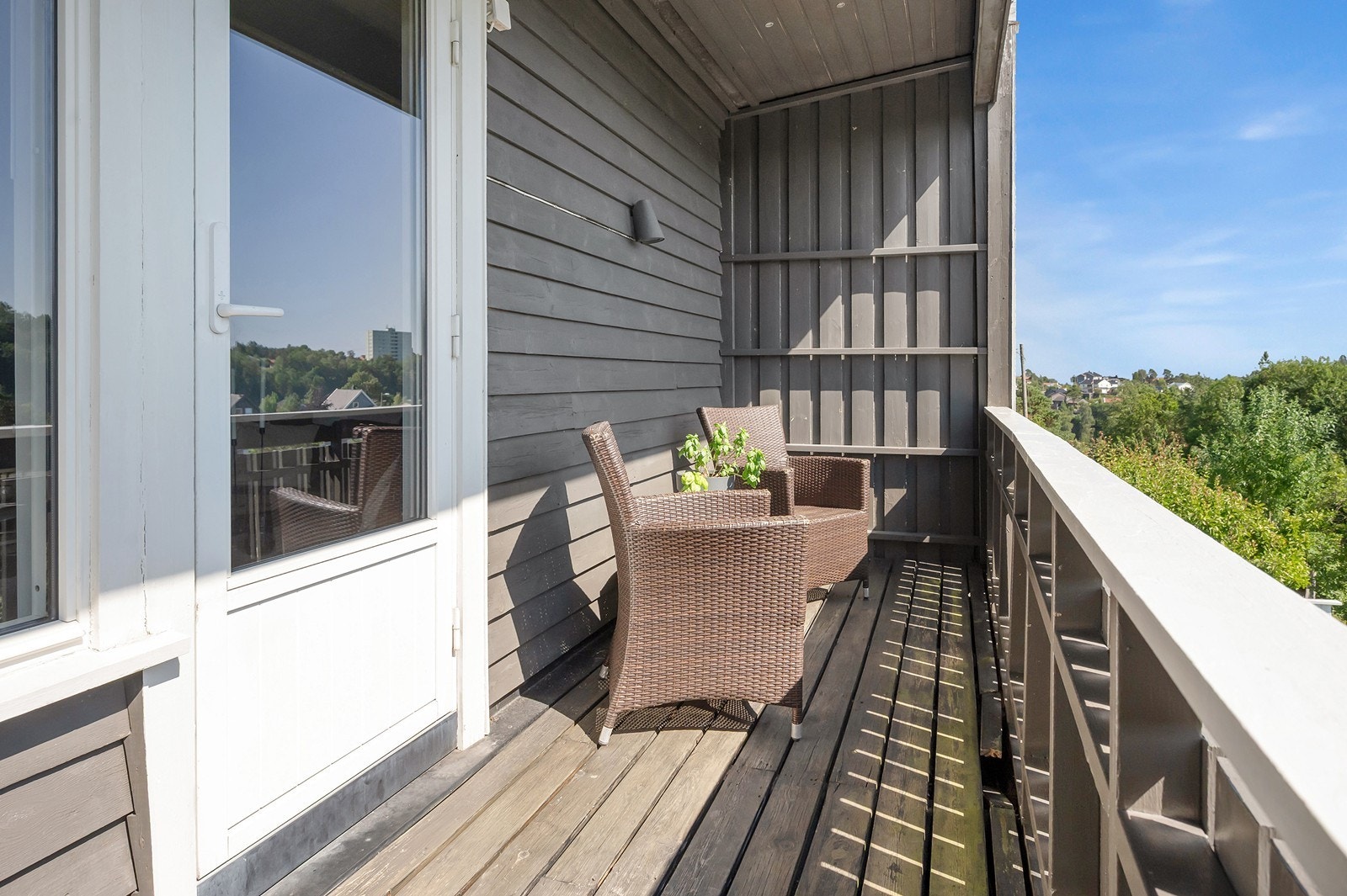 Lun krok på verandaen Galleribilde
