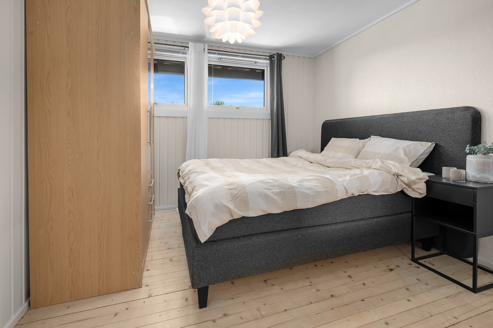 Soverom med garderobe Galleribilde
