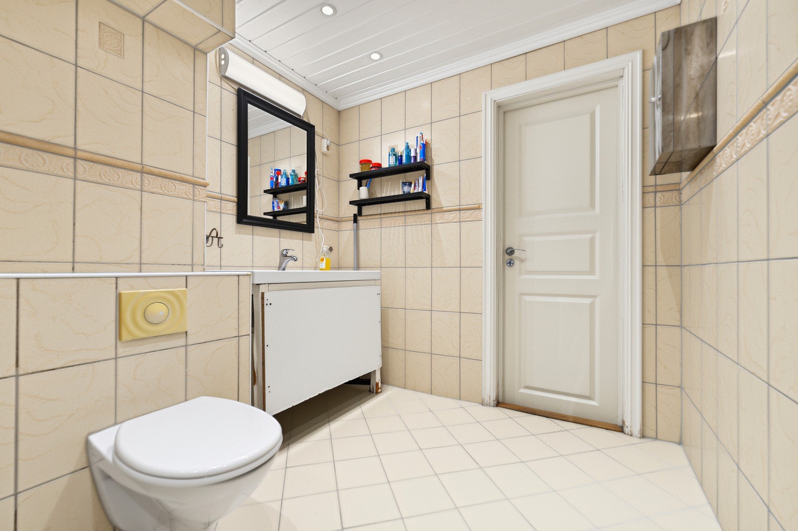 Badet i 1. etasje er av god størrelse, og har fliser på veggene, downlights i himlingen og fliser på gulv med gulvvarme. Galleribilde