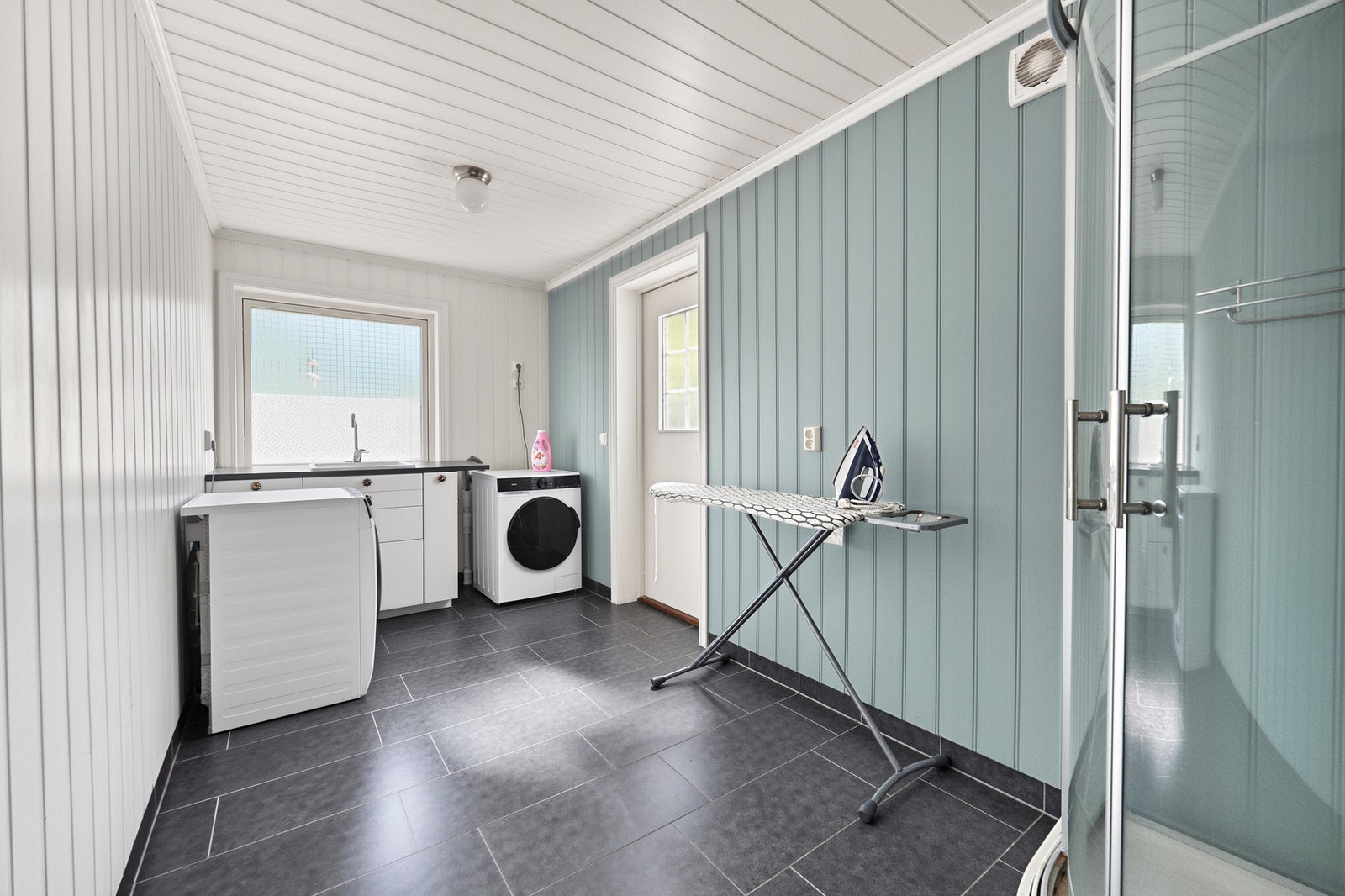 I 1. etasje er det et romslig og pent bad/vaskerom som ble pusset opp i 2015. Rommet har egen utgang til hagen. Galleribilde