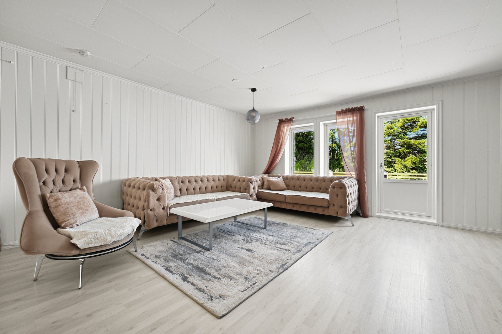 Fra stuen er det utgang til en sydvestvendt terrasse på ca. 62 kvm. Galleribilde