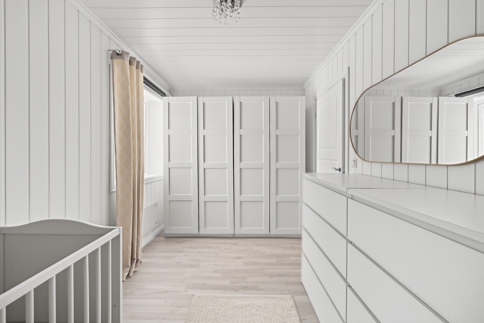 Alle soverommene har store vinduer som sørger for rikt, naturlig lysinnslipp. Galleribilde