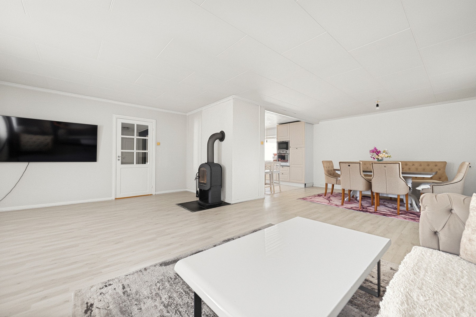 Stuen oppleves som stor, luftig og innbydende, og byr på utmerket møbleringsfrihet. Galleribilde