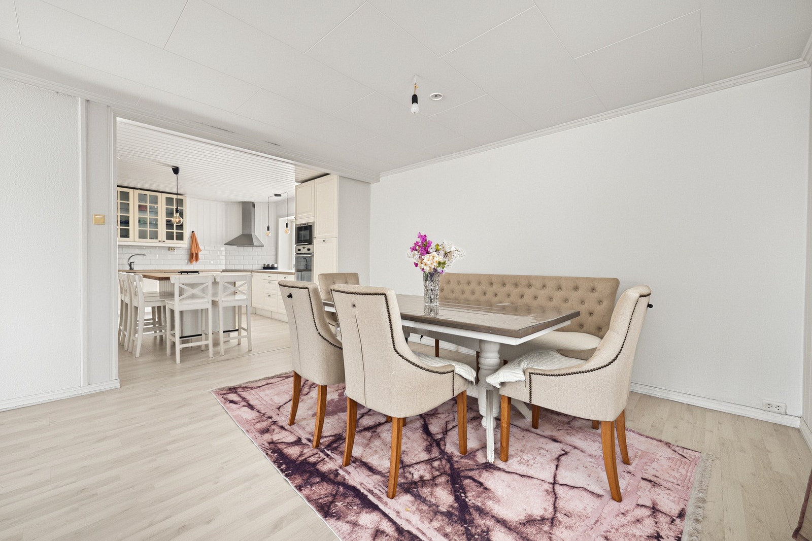 Det er god plass til å samle familie og venner til hyggelige måltider rundt et langbord i stuen. Galleribilde