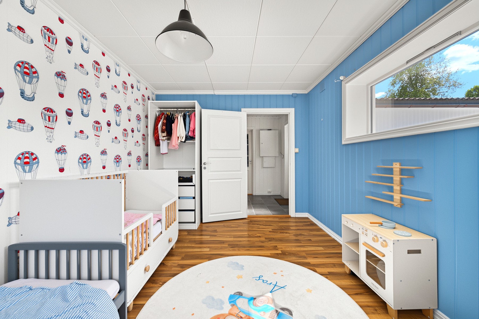 Soverommene er holdt i tidsmessige farger og mønstre som står godt til laminatgulvene. Galleribilde