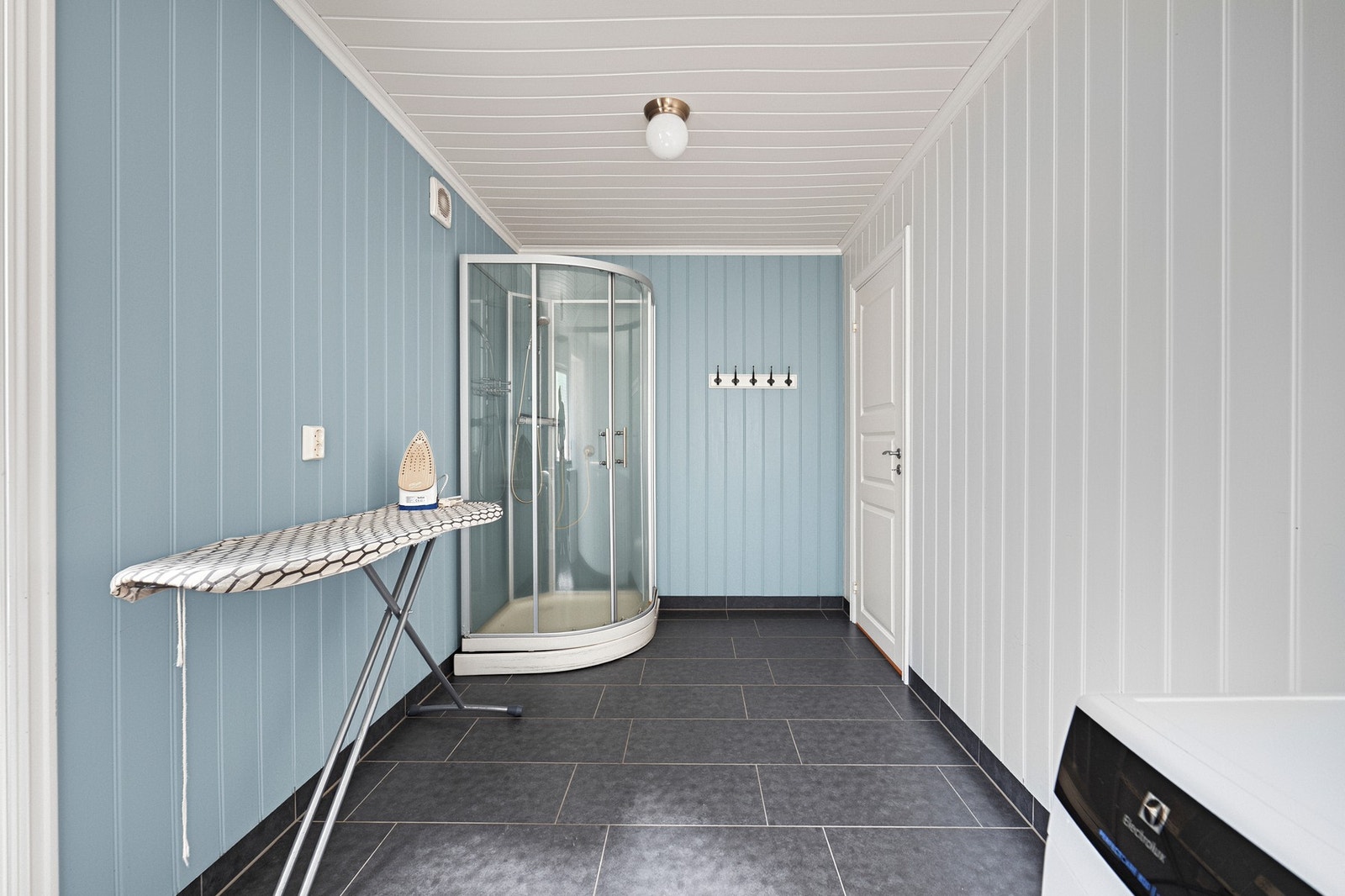 Vaskerommet byr på utstyr som gulvvarme, mekanisk avtrekk, dusjkabinett og opplegg for vaskemaskin. Galleribilde