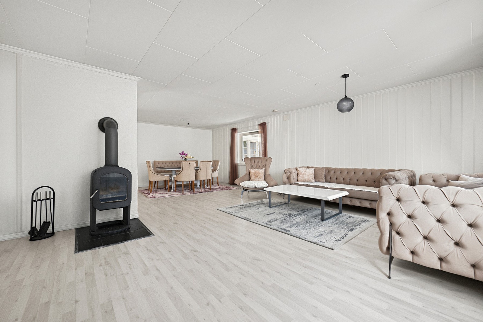 Stuen har en god peisovn for ekstra varme og hygge på kaldere kvelder. Galleribilde