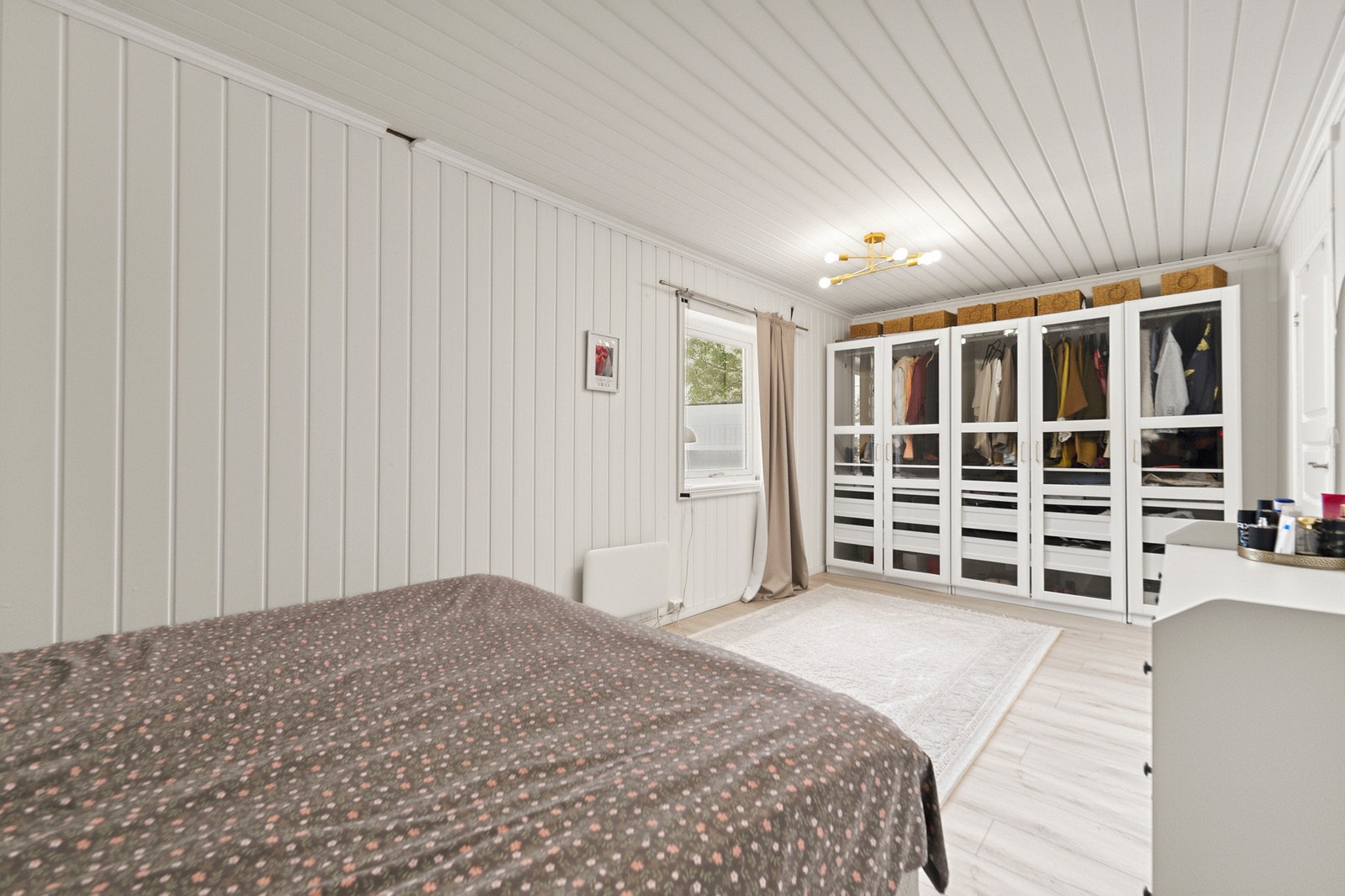 På tre av soverommene er det garderobeløsninger. Galleribilde