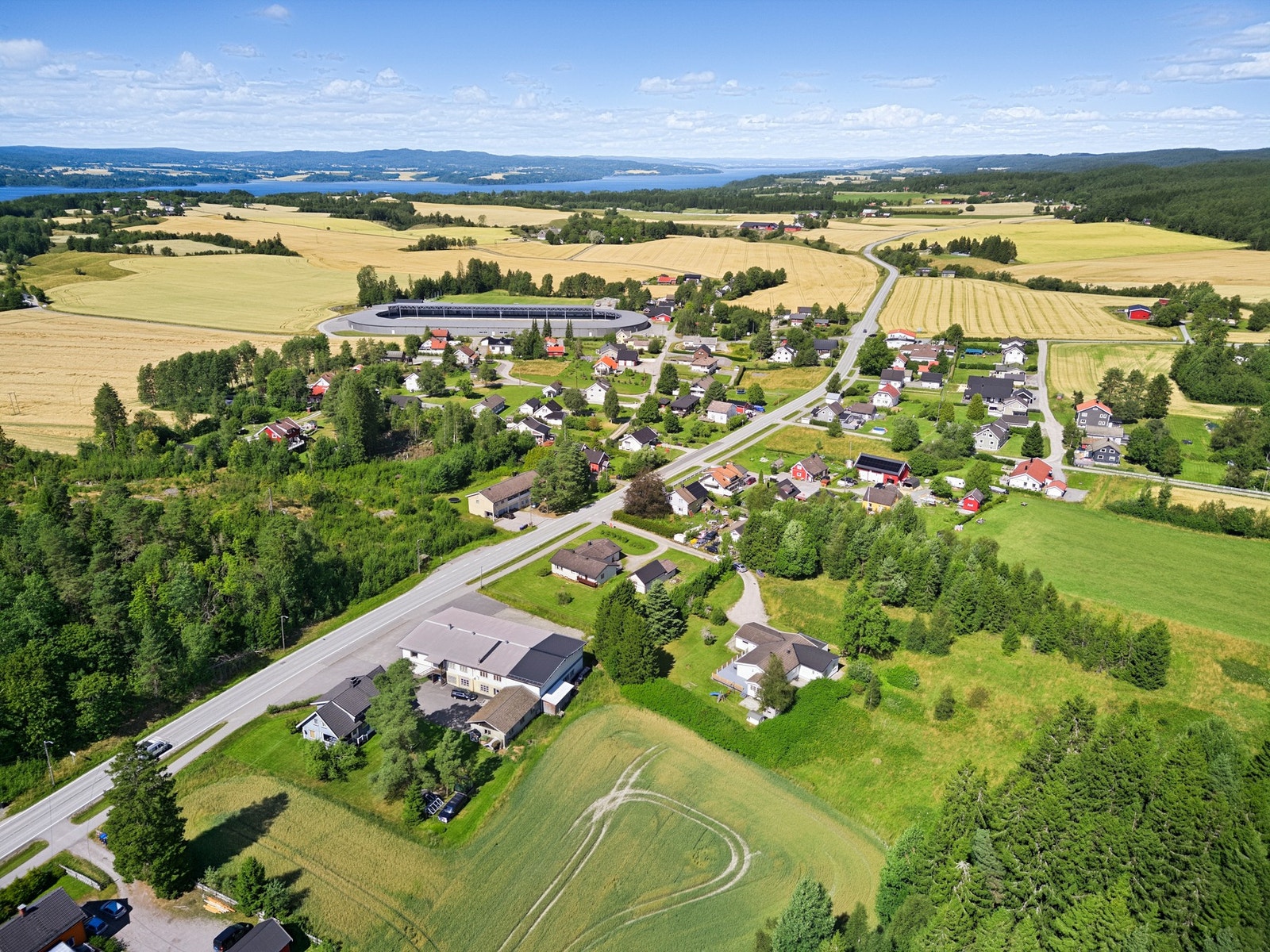 Eiendommen ligger landlig, usjenert og barnevennlig til, men samtidig meget sentralt i Båstad. Galleribilde