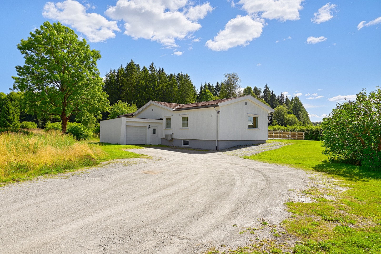 Det er innvendig adkomst fra garasjen og inn til boligen. Galleribilde