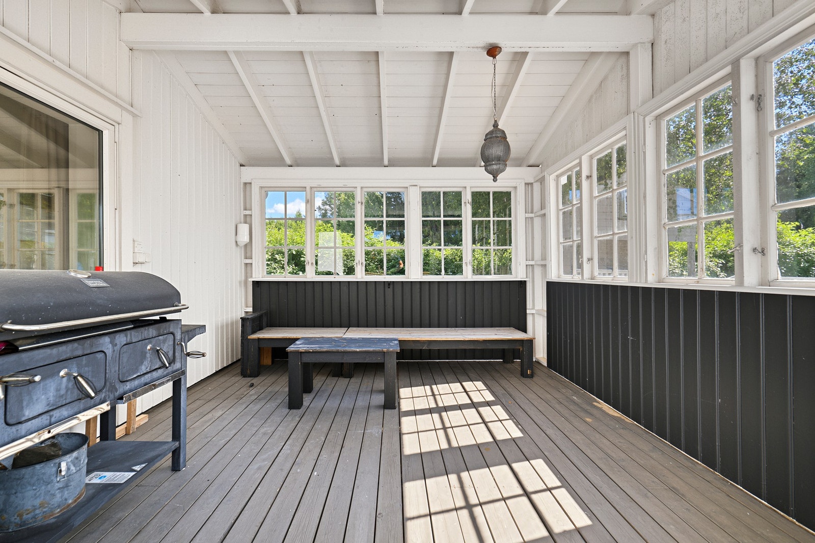 Det er montert utestikk på veggen i vinterhagen. Galleribilde