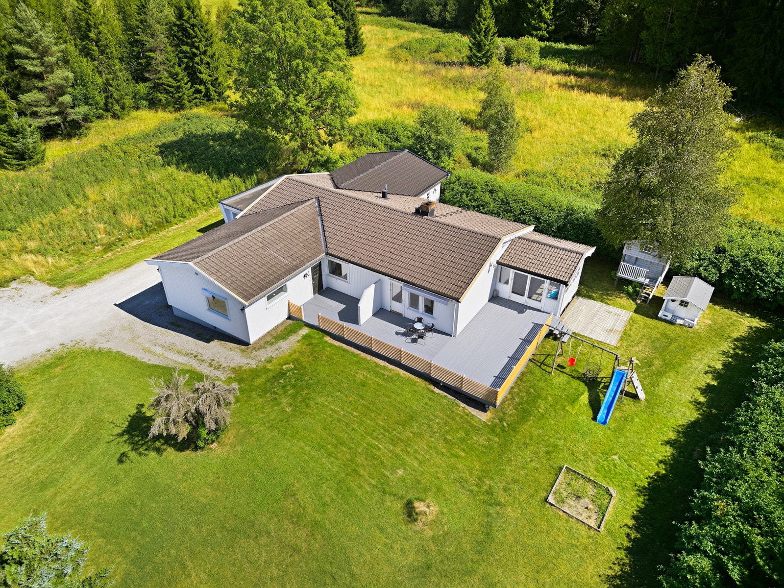 Velkommen til Båstadveien 684 - en stor, innholdsrik og familievennlig enebolig. Galleribilde