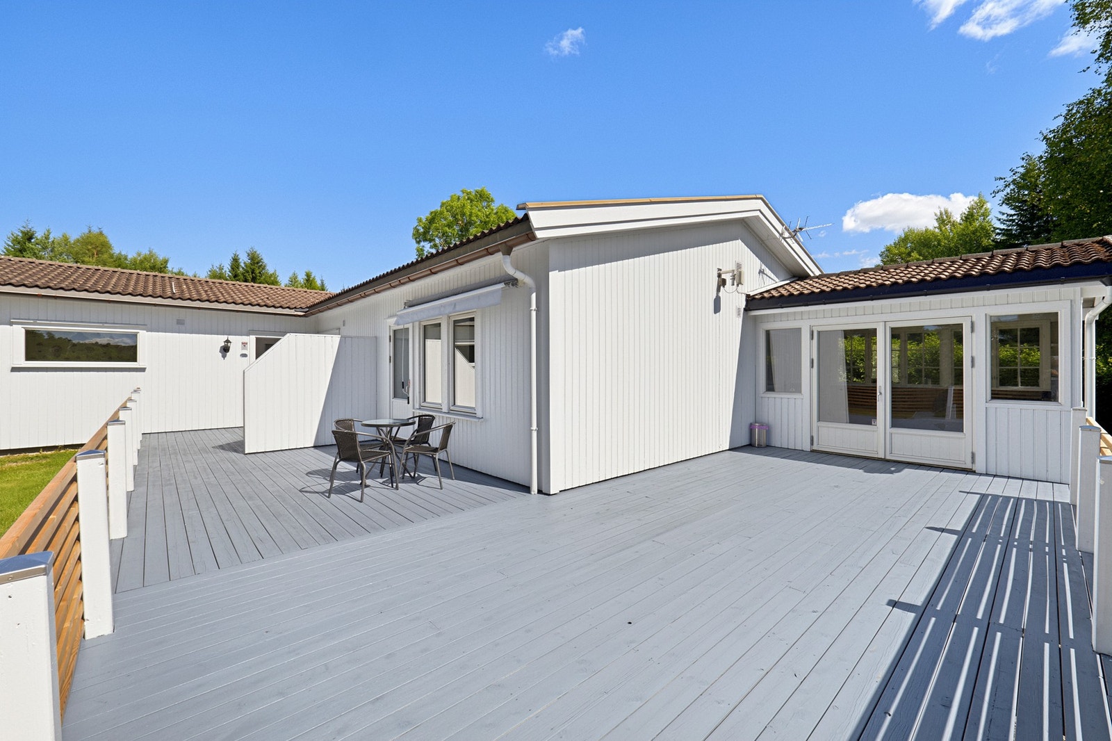 Gode solforhold nytes best på en sydvestvendt terrasse på hele 62 kvm. Galleribilde