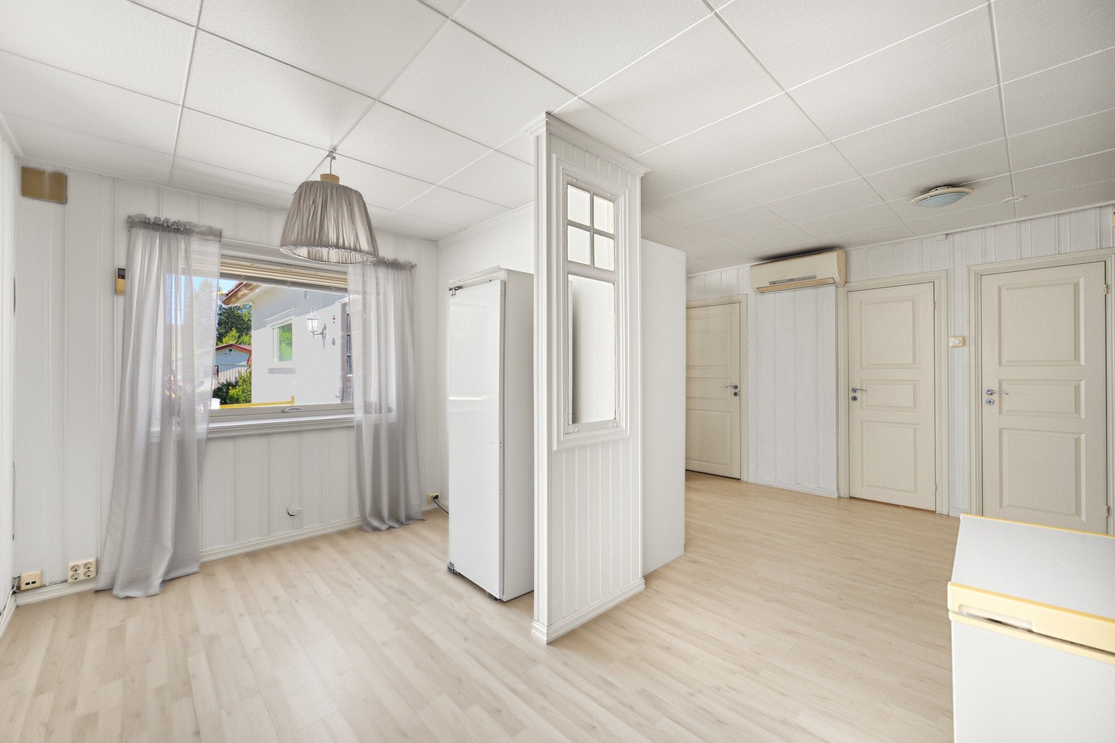 Det er montert en luft-til-luft varmepumpe i gangen. Galleribilde