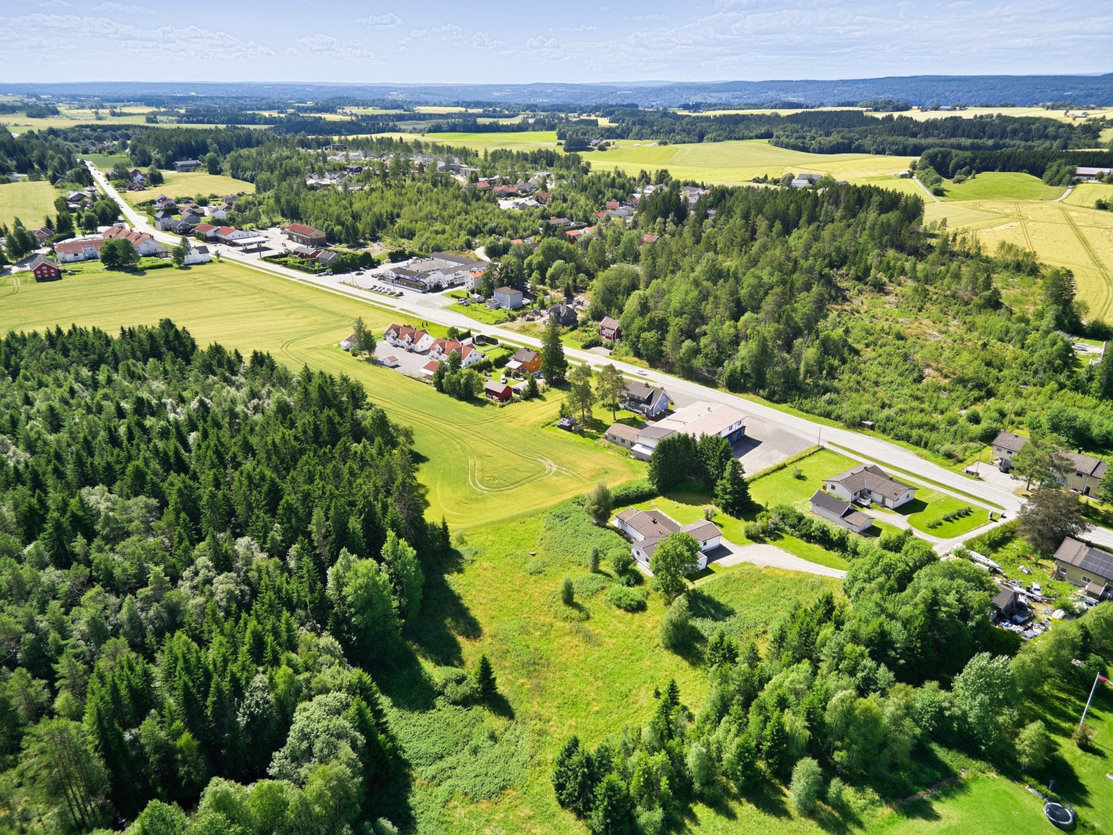 Her bor man med umiddelbar nærhet til naturskjønne rekreasjonsområder. Galleribilde