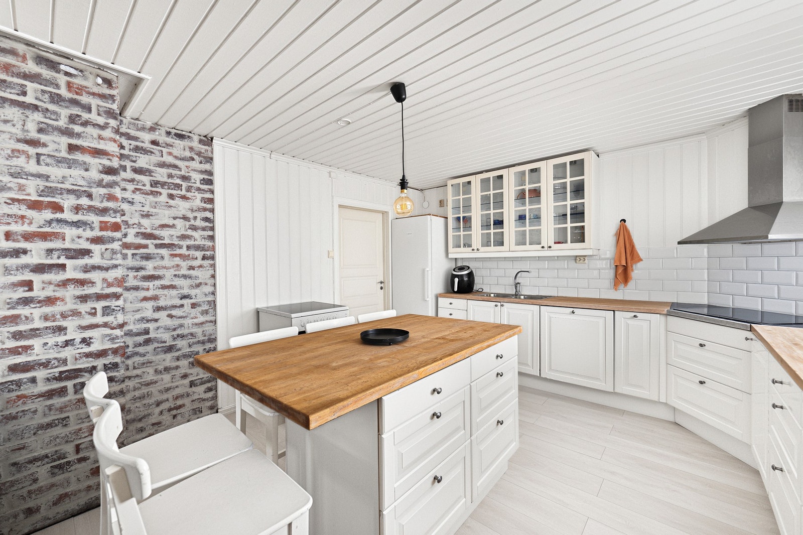 Kjøkkenet har et klassisk design med gode benkeflater og rikelig med skapplass. Galleribilde