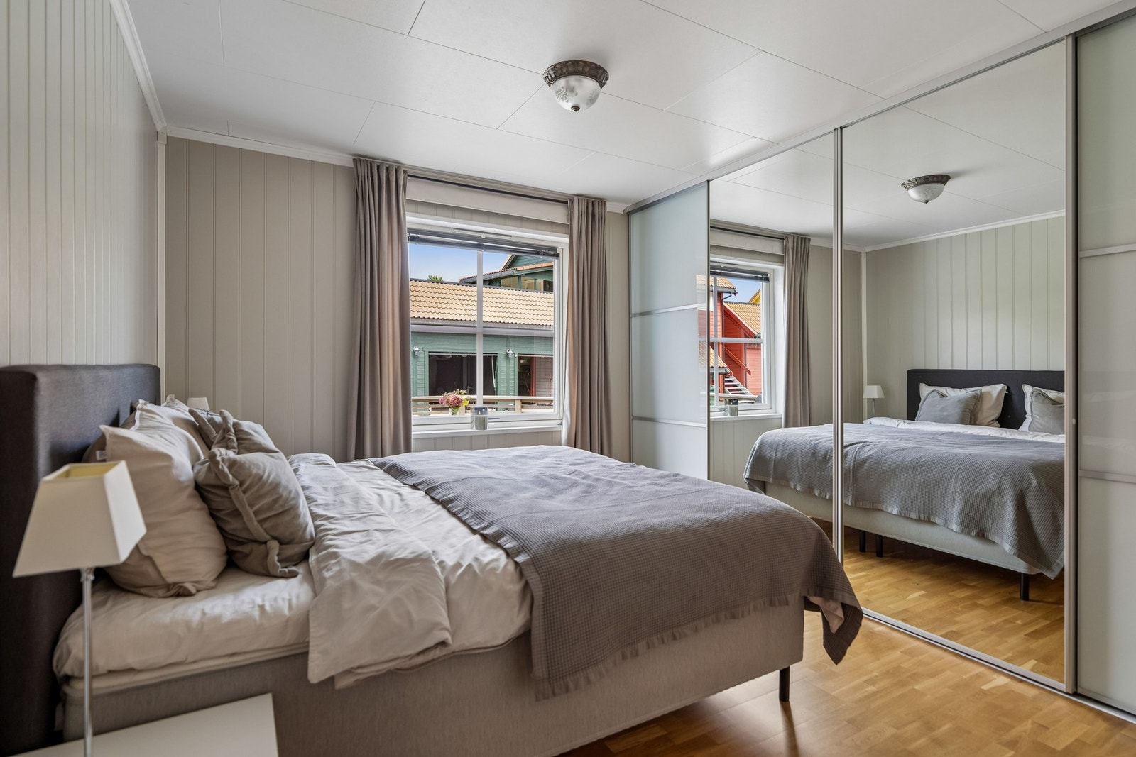 Underetasjen inneholder et lyst soverom med plass til seng, garderobe og øvrig møblement. Galleribilde