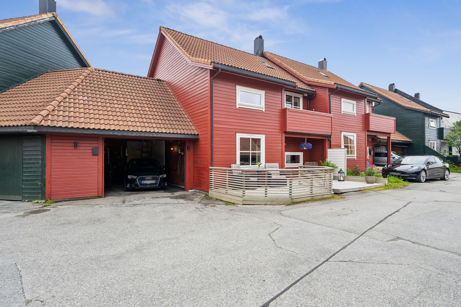 Boligen disponerer integrert garasje med elbillader og gode lagringsmuligheter på garasjeloft. Galleribilde