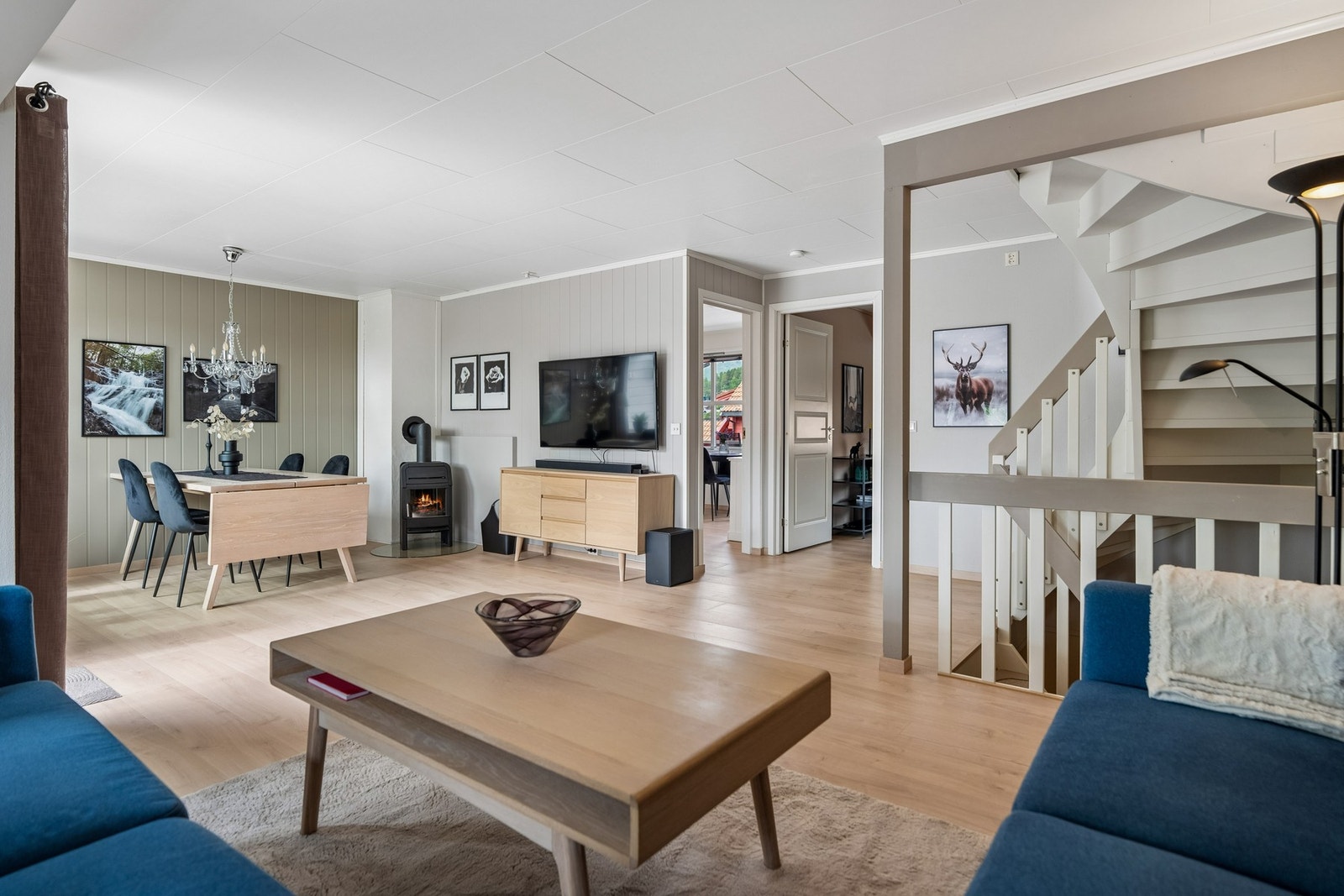Oppholdsrommet har naturlige soner for sofagruppe og spiseplass med god kontakt mellom rommene. Galleribilde