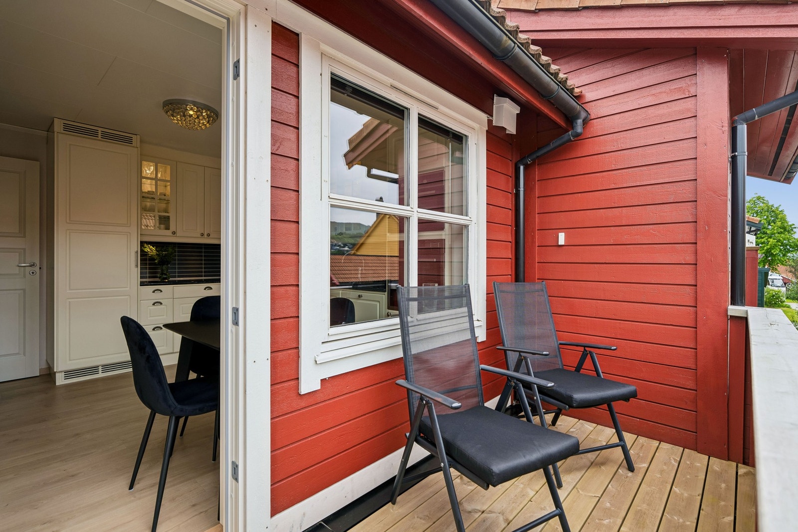 Fra kjøkkenet er det utgang til en balkong som gir en naturlig forlengelse av oppholdsarealet. Galleribilde