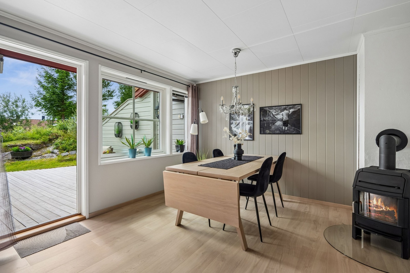 Fra stuen er det direkte utgang til boligens sørvendte hovedterrasse. Galleribilde