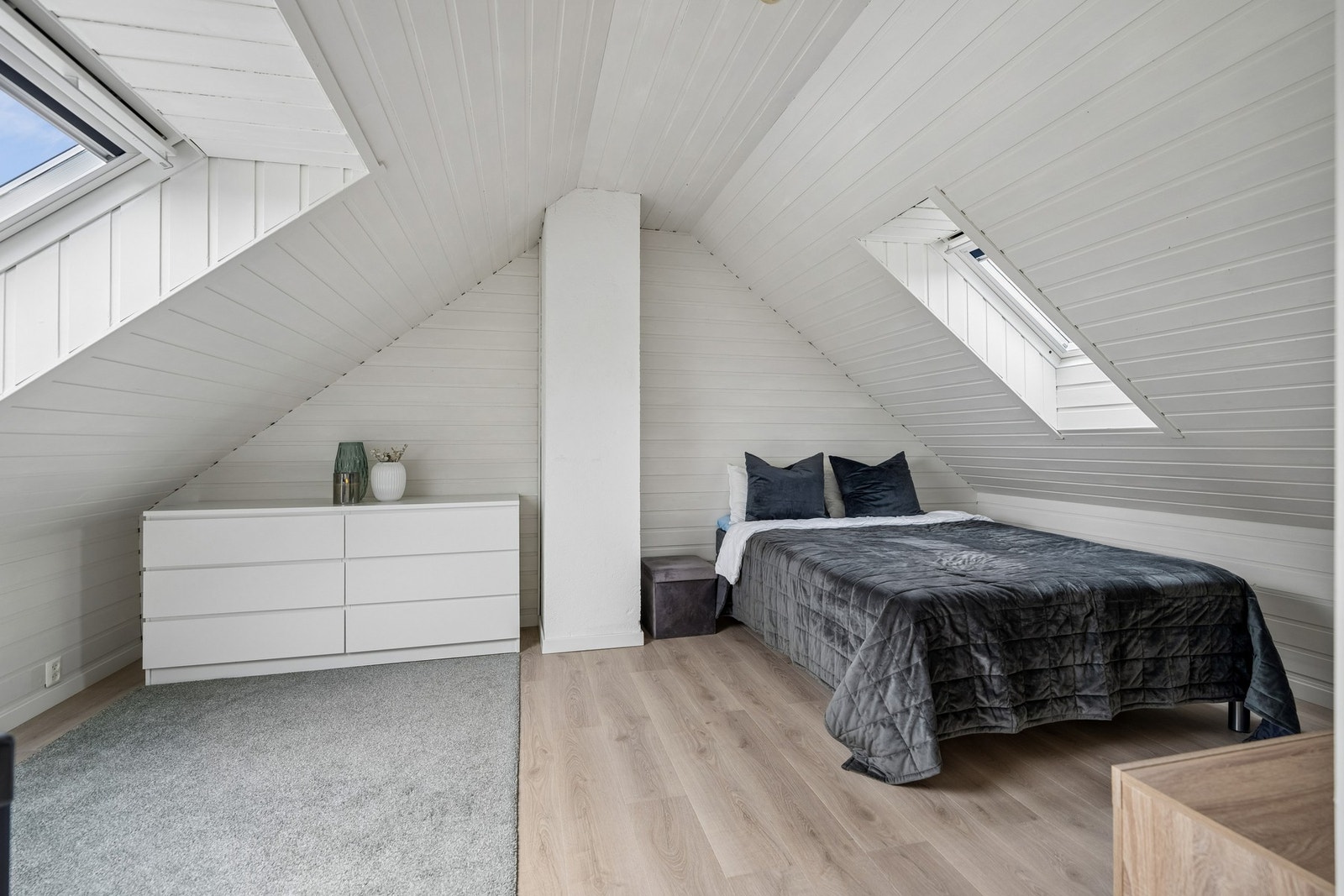 Loftet inneholder et romslig soverom med god gulvplass og flere møbleringsmuligheter. Galleribilde