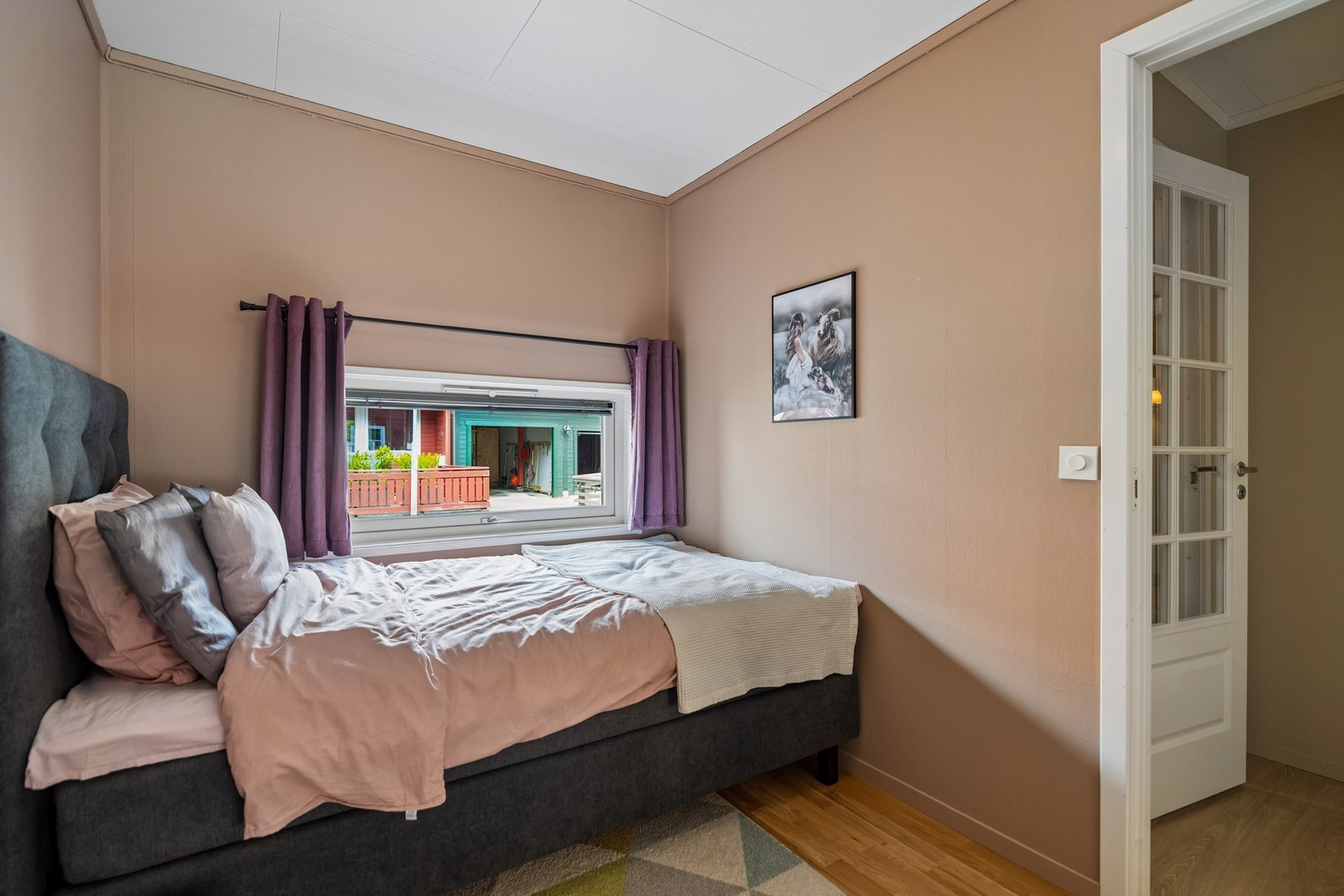 Boligen har flere romslige soverom som gir fleksible bruksmuligheter for ulike behov. Galleribilde