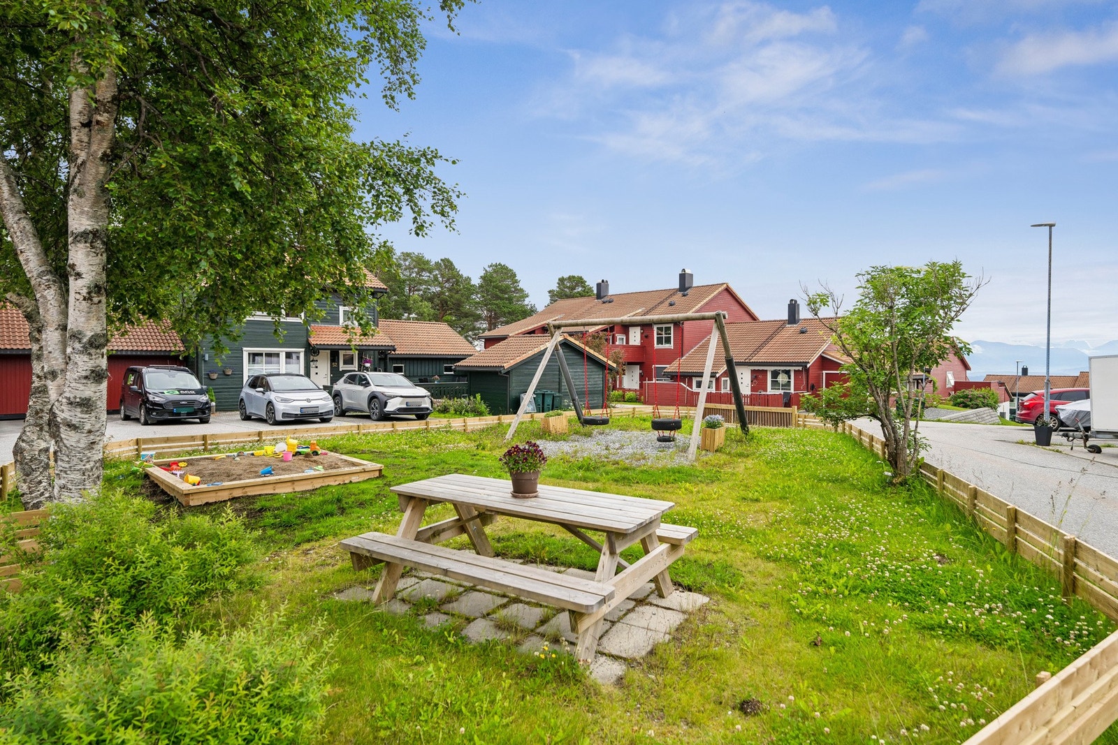 Fellesarealene byr på grøntområder, sitteplasser og gode muligheter for lek og opphold rett utenfor døren. Galleribilde