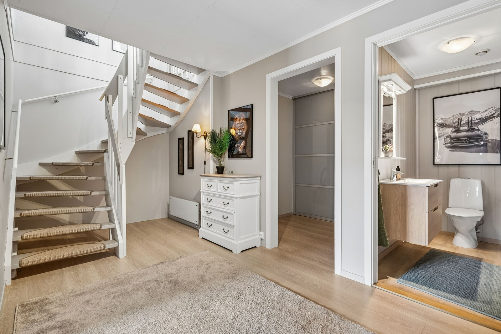 Entréen gir en praktisk adkomst til boligen med plass til oppbevaring av yttertøy og sko. Galleribilde