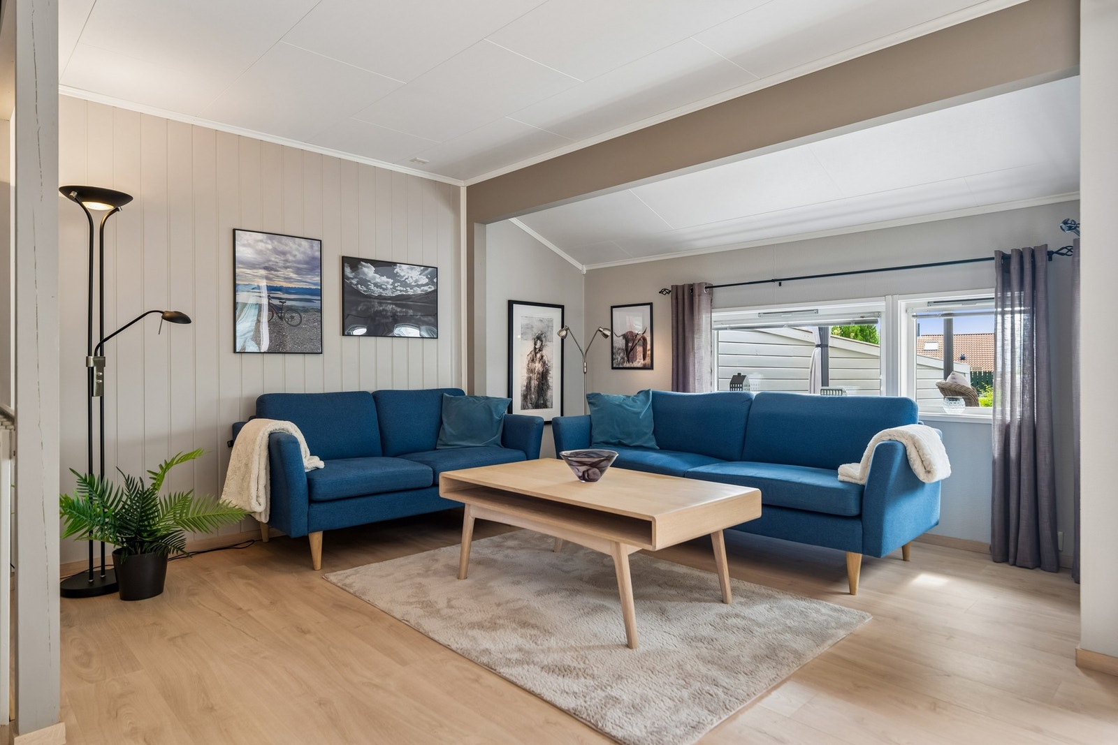 Hovedetasjen åpner seg mot en romslig stue med gode møbleringsmuligheter og store, sørvendte vindusflater. Galleribilde