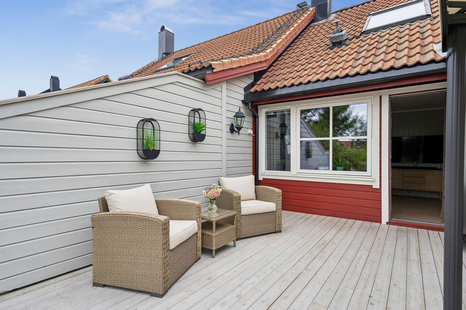 Terrassen gir god plass til spisegruppe, grill og utemøbler gjennom sommersesongen. Galleribilde