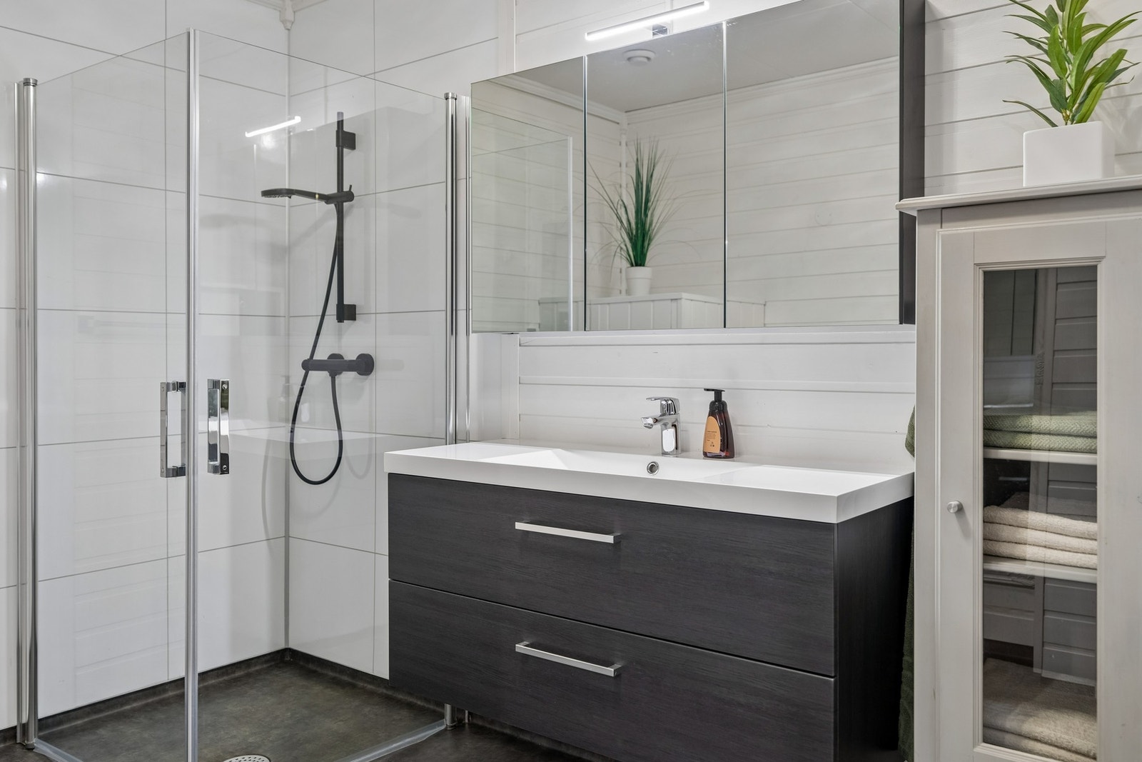Dusjsonen og gulvet er oppgradert, og badet har mekanisk avtrekk og funksjonell planløsning. Galleribilde