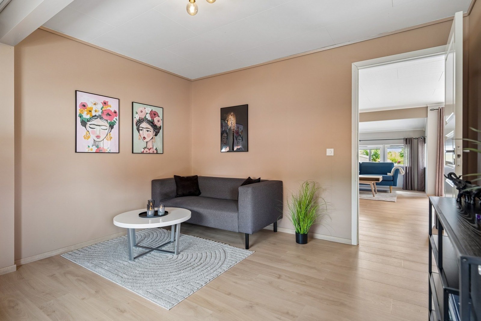 Rommet har godt lysinnslipp og plass til både garderobe og øvrig møblement. Galleribilde