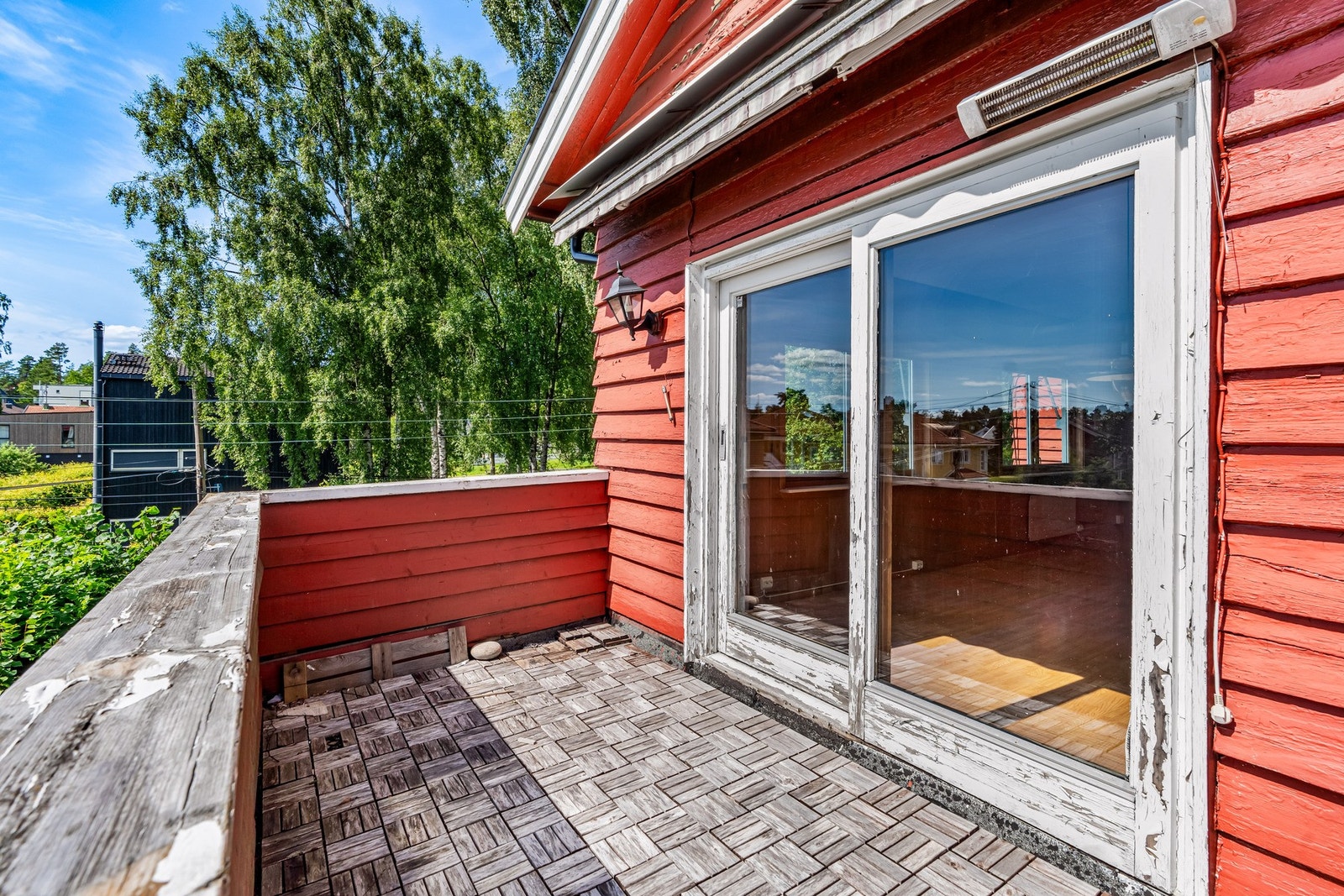 Balkongen er sydvendt og har svært gode solforhold og lite innsyn. Balkongen vil bli renovert og utvidet til ca 10 kvm om man får gjennom søknaden hos PBE. Galleribilde