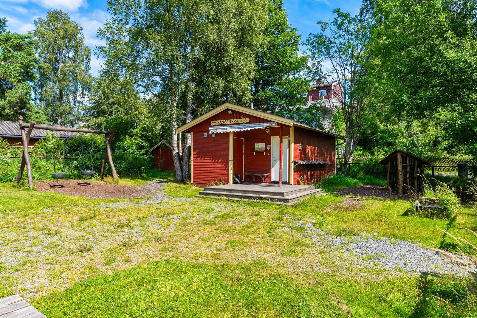 Bilder fra Hansemyrparken hvor det er stor plen (skøytebane om vinteren). Galleribilde