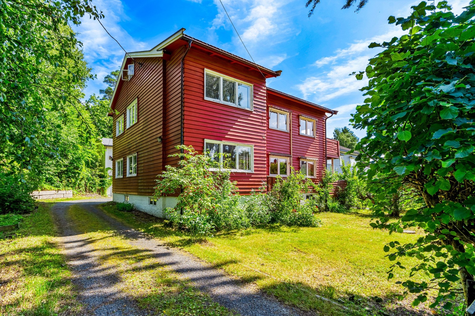Tomannsbolig oppført 1940 på en romslig og frodig tomt. Det er oppført et garasjehus i bakkant i 2005. Galleribilde