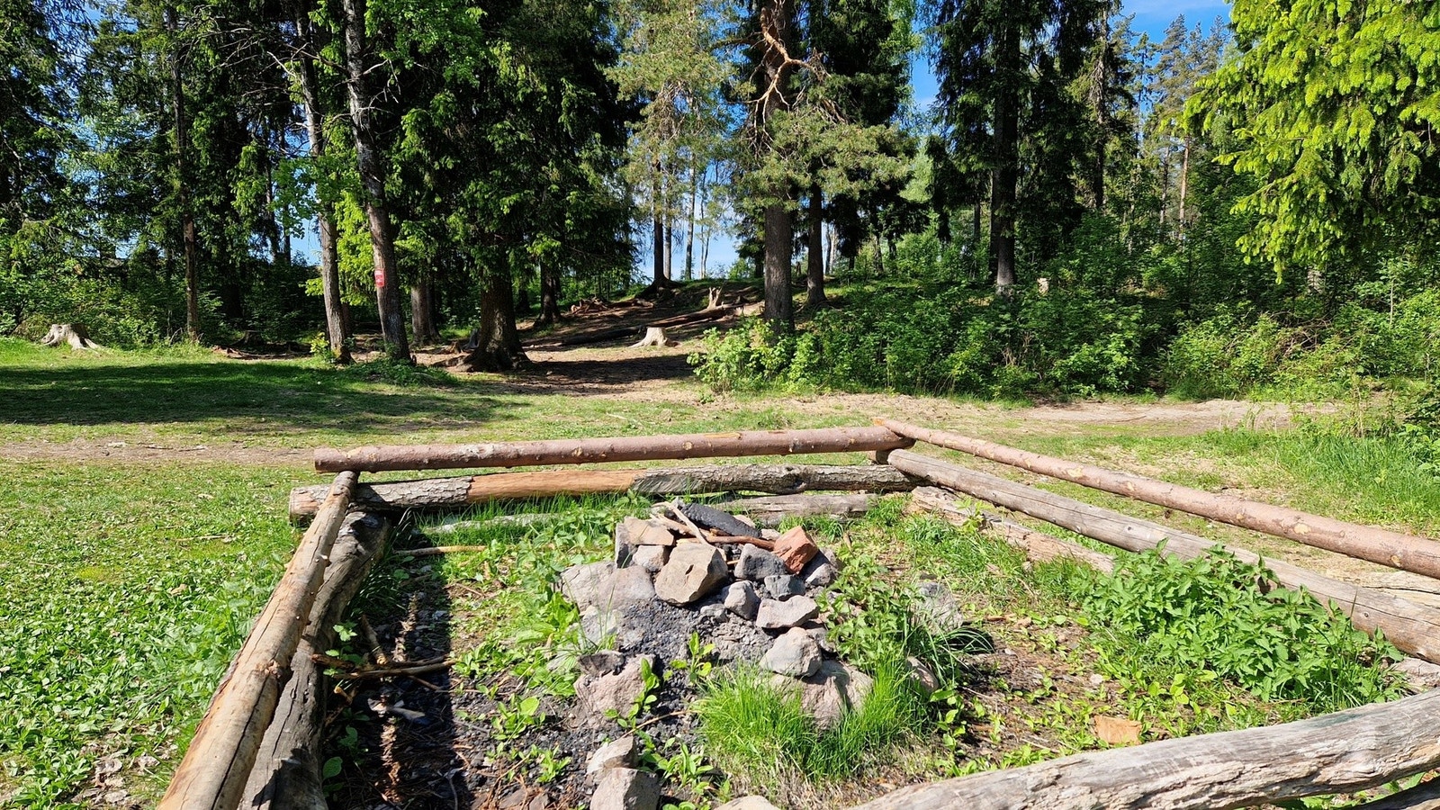Grindasletta er nabo med Korsvoll skole og tilbyr både akebakker og grillplass på vinterstid. Galleribilde