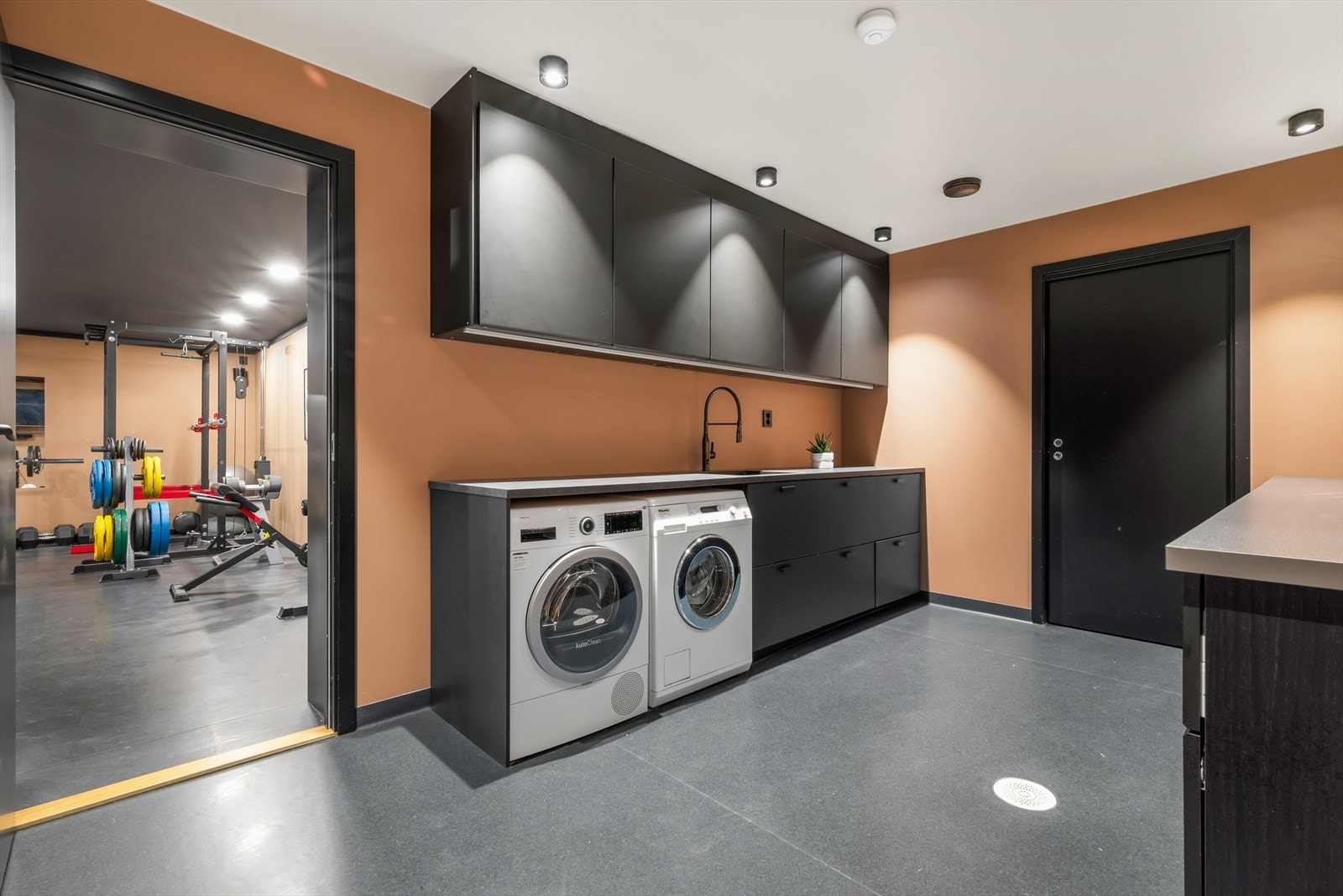 Vaskerommet er 14 kvm, innredet med gulvvarme, downlights og mye oppbevaring. Galleribilde