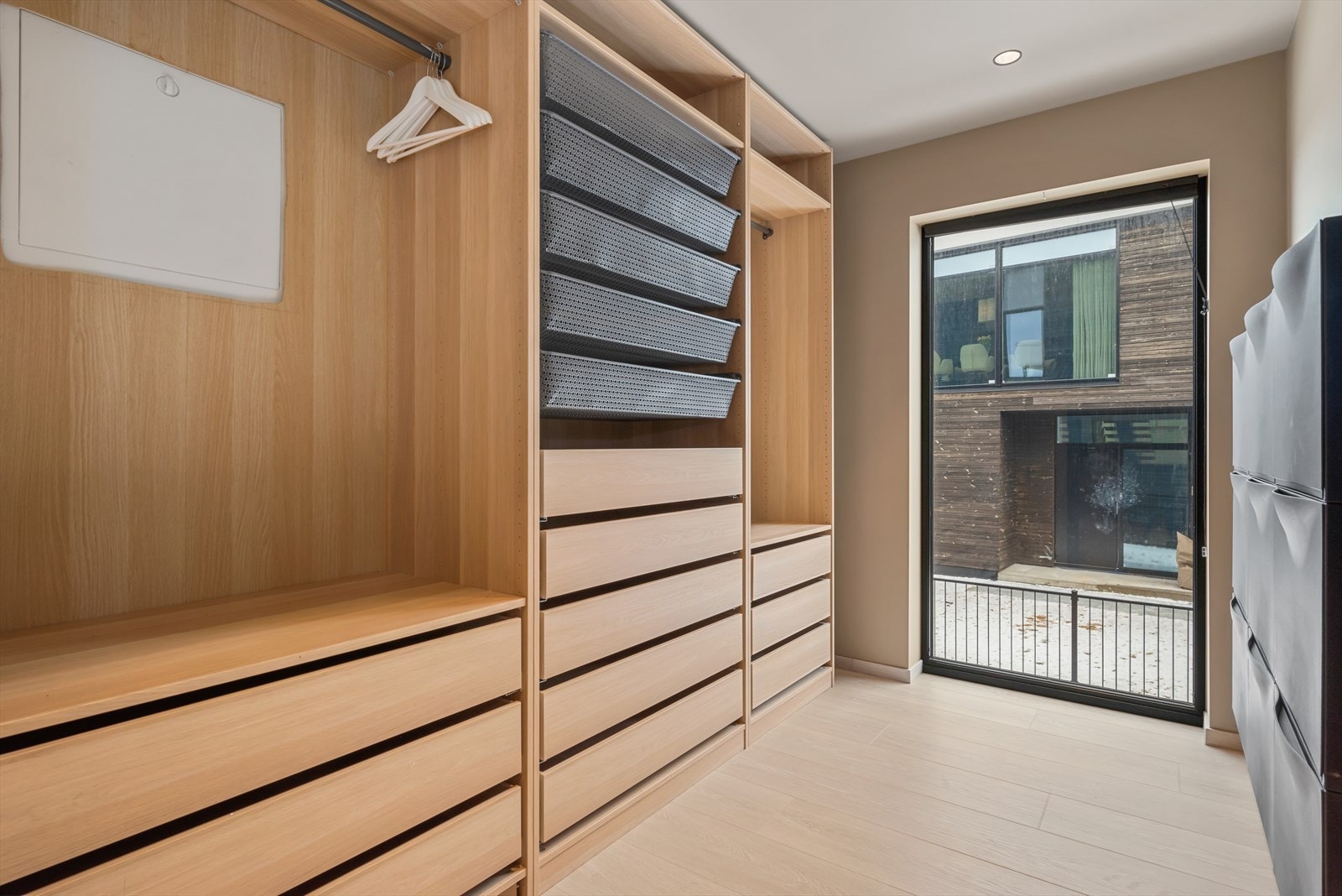 Ved entréen finner man et praktisk walk-in closet/garderoberom med skuffer, hyller og klesoppheng. Galleribilde